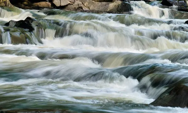 Karpatlar 'daki Prut Nehri kayalık basamakları aşarak dinamik bir şelale etkisi yaratıyor. İpeksi su hareketi, doğanın güzelliğini gözler önüne seren engebeli taşlarla çelişiyor..
