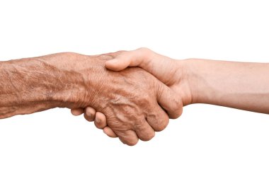 Yaşlılar el sıkışırken daha genç bir el, destek, özen ve nesiller arası bağlantıyı sembolize eder beyaz bir arka planda.