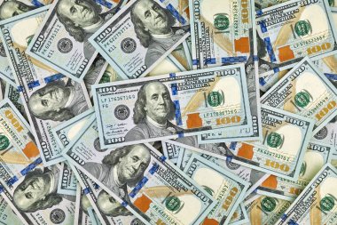 Modern ekonomide zenginliği, başarıyı, yatırımı ve finansal bolluğu sembolize eden rastgele dağılmış 100 dolarlık banknotlar yığını. Doldurulmuş çerçeve.
