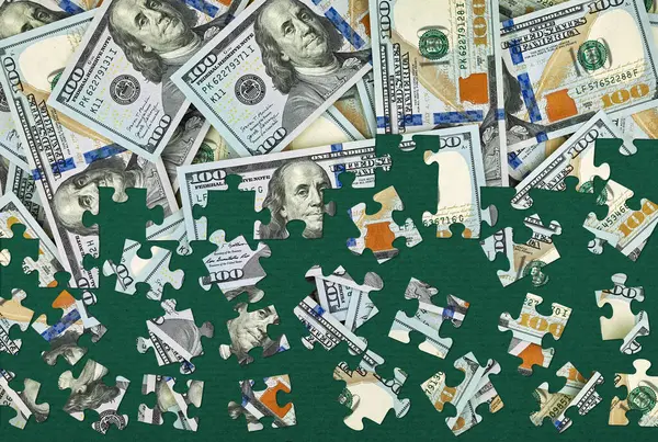 Yeşil arka planda 100 dolarlık banknotlardan yapılmış yapboz parçaları. Mali karmaşa kavramı, para sorunları veya ekonomik strateji.