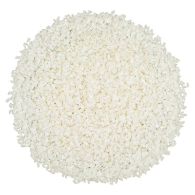 Beyaz arka planda pişmemiş beyaz pirinç yığınının en üst görüntüsü. Yemek, tarım ve aşçılıkla ilgili kavramlar için ideal olan temiz, minimalist imaj.