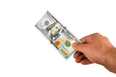 Erkek el, beyaz üzerine izole edilmiş 100 dolarlık yeni tasarım bir banknot tutuyor. Ödeme, maaş, nakit işlem, finans, tasarruf, yatırım veya cömert bahşiş kavramı.