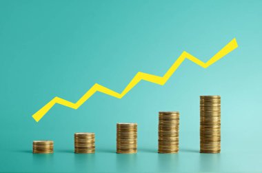 Yükselen altın para yığınları, yeşil arka plandaki finansal büyüme, yatırım, tasarruf veya iş kârını sembolize eden sarı yukarı doğru ok çizgisiyle yükselişte..