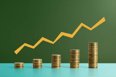 Üzerinde grafik çizgisi olan beş deste bozuk para. Stok fotoğrafı. Bozuk paralar, üzerinde grafik çizgisi olan bir bar çizelgesi olarak düzenlenir.