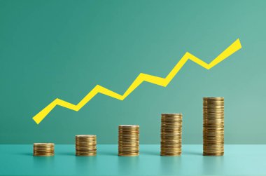 Yükselen altın sikkeler, yukarı doğru sarı bir ok çizgisi ile sıralanmış. Mali büyüme, yatırım, kâr, gelir artışı ve ekonomik ilerleme kavramı.
