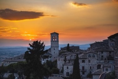 İtalya 'nın Umbria bölgesindeki ünlü Assisi şehrinin gün batımı manzarası.