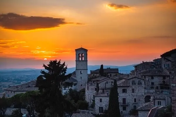 İtalya 'nın Umbria bölgesindeki ünlü Assisi şehrinin gün batımı manzarası.