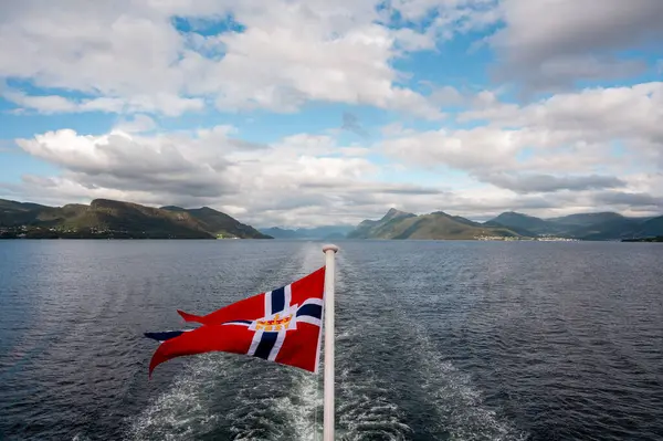 Norveç 'te bir Hurtigruten yelkenlisinin manzarası. Gönder bayrağı.
