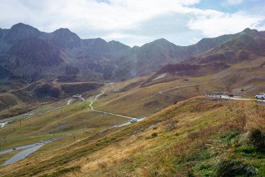 Andorra 'da dağ yılanı ve yol. Güzel dağ manzarası.