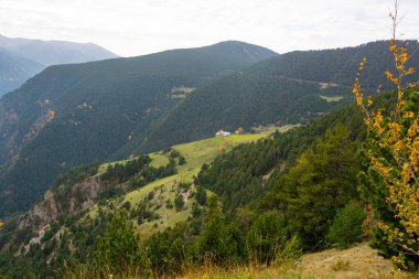 Dağ manzarası ve Andorra 'daki ev. Güzel dağ manzarası.