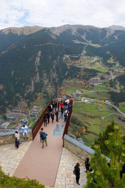 Yazı işleri. Ekim 2022. Andorra. Andorra 'daki Roc del Quer' daki insanlar. Güzel dağ manzarası.