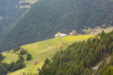 Dağ manzarası ve Andorra 'daki ev. Güzel dağ manzarası.