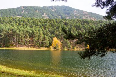 Andorra 'daki Engolaster Gölü. Güzel dağ manzarası.