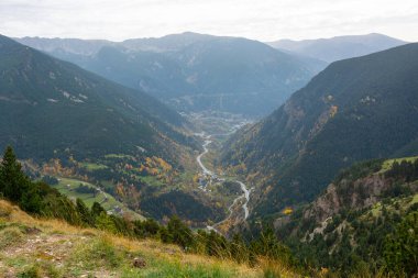 Andorra 'da dağ yılanı ve yol. Güzel dağ manzarası.