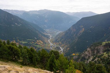 Andorra 'da dağ yılanı ve yol. Güzel dağ manzarası.