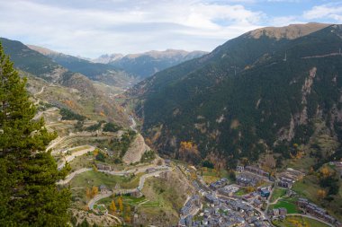 Andorra 'da dağ yılanı ve yol. Güzel dağ manzarası.