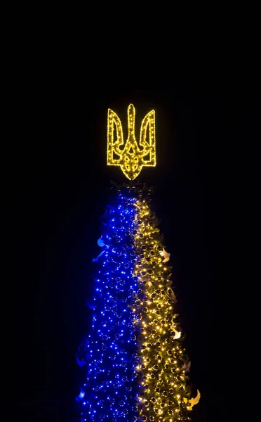 戦争中 ウクライナのキエフにトライデントと装飾が施されたクリスマスツリー 2023年新年 キエフのクリスマスツリーでトライデントを育てる — ストック写真