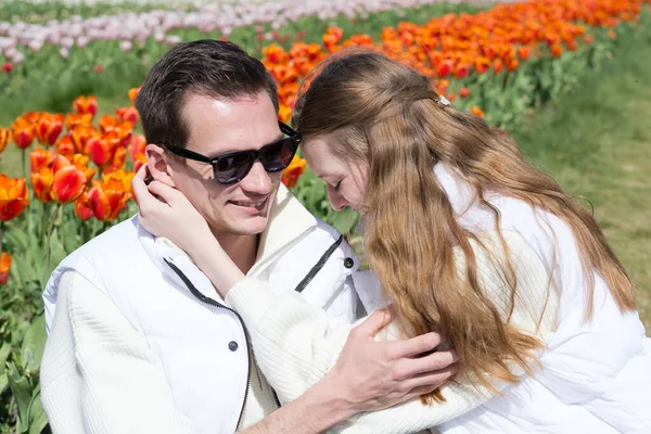 Jeune Beau Couple Souriant Vêtements Blancs Sur Fond Champ Tulipes — Photo