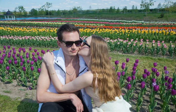 Jong Mooi Koppel Achtergrond Van Een Veld Van Kleurrijke Tulpen — Stockfoto
