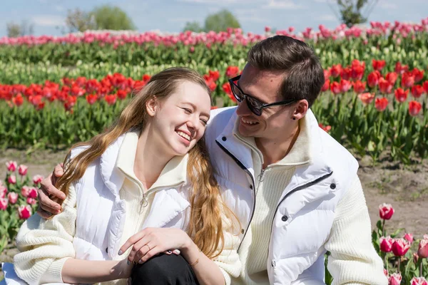 Pasangan Muda Yang Cantik Tersenyum Latar Belakang Lapangan Dari Tulip — Stok Foto