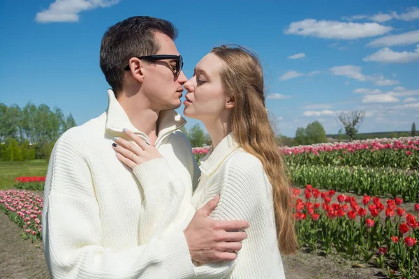 Jeune Beau Couple Souriant Vêtements Blancs Sur Fond Champ Tulipes — Photo