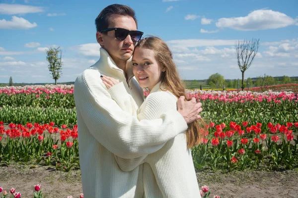 Jeune Beau Couple Souriant Sur Fond Champ Tulipes Colorées Guy — Photo