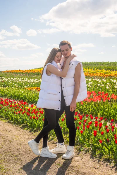 Jeune Beau Couple Souriant Sur Fond Champ Tulipes Colorées Guy — Photo