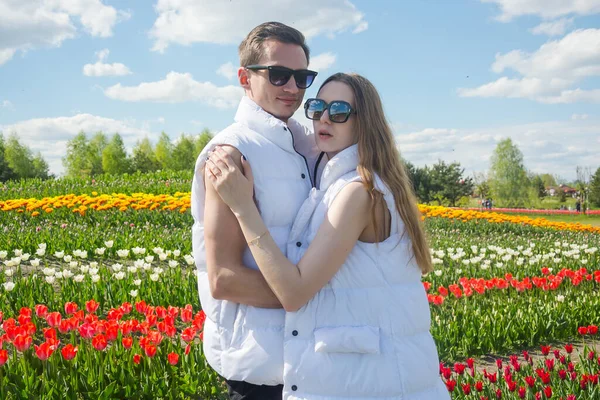 Pria Dan Wanita Berpelukan Lapangan Dengan Tulip Berwarna Warni Pasangan — Stok Foto