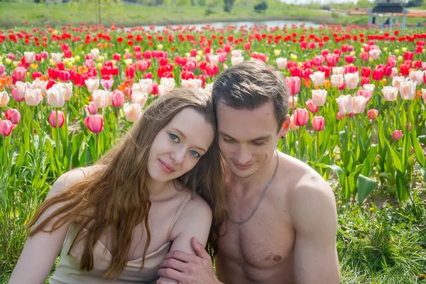 Jeune Beau Couple Souriant Assis Sur Fond Champ Tulipes Colorées — Photo