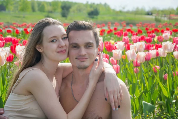 Pasangan Muda Yang Cantik Tersenyum Duduk Latar Belakang Lapangan Dari — Stok Foto
