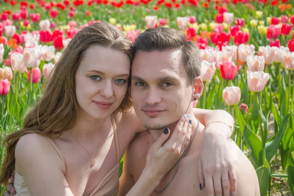 Jeune Beau Couple Souriant Assis Sur Fond Champ Tulipes Colorées — Photo