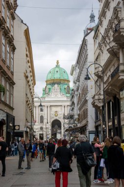 Yazı işleri. Haziran, 2024. Viyana, Avusturya. Hofburg Sarayı 'nın sokak manzarası. Avusturya İmparatorluğu 'nun büyüklüğünün sembolü Hofburg Sarayı kompleksi, Viyana, Avusturya.