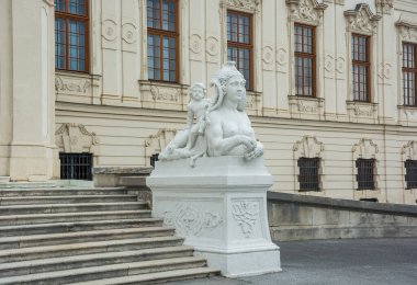 Viyana, Avusturya. Avusturya başkentinin bir simgesi olan Belvedere saray kompleksinin girişindeki heykel.