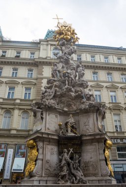 Yazı işleri. 1 Haziran 2024. Viyana, Avusturya. Viyana Veba Sütunu, diğer adıyla Kutsal Üçleme Sütunu, Viyana 'nın merkezindeki Graben Caddesi' nde yer almaktadır..