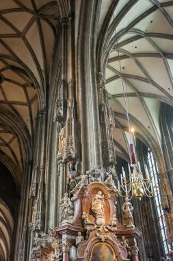 Tavanın bir parçası ve Viyana sembolünün iç dekorasyonu alışılmadık Gotik St. Stephen Katedrali 'dir. Viyana, Avusturya. 