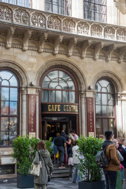 Yazı işleri. 1 Haziran 2024. Viyana, Avusturya. Viyana 'nın merkezindeki Cafe Central' da kuyruğa girin.