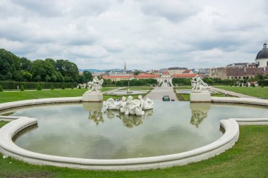 Yazı işleri. 3 Haziran 2024. Viyana, Avusturya. Çeşmenin manzarası ve Belvedere Sarayı kompleksi, Avusturya başkentinin simgesi..
