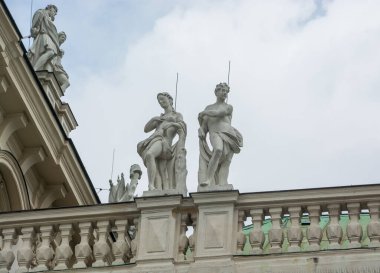 Viyana, Avusturya. Avusturya başkentinin bir simgesi olan Belvedere Sarayı kompleksinin tepesindeki heykeller.