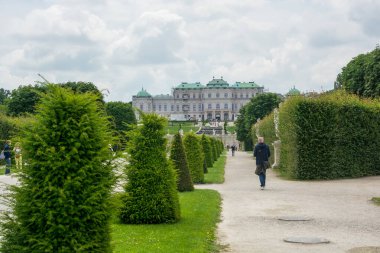 Yazı işleri. 3 Haziran 2024. Viyana, Avusturya. Avusturya 'nın başkentinin simgesi olan Belvedere Sarayı' ndaki park..