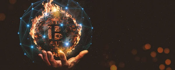 Tangan Manusia Bisnis Menampilkan Bitcoin Terbakar Pada Latar Belakang Gelap Stok Gambar