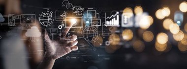 İş kadını dijital pazarlama satış konsepti tablet ödemelerini online alışveriş ve sanal ekran üzerindeki ikon müşteri ağı bağlantısını kullanarak m-bankacılık.