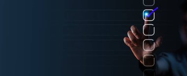 İşadamı dijital dokümanlar ve 3D kontrol listesi onayı, sanal arayüzdeki iş hakkında çevrimiçi değerlendirme.