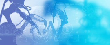 Mavi tonlarda holografik kullanıcı arayüzleri olan siluetli robotik kollar, gelişmiş otomasyon ve endüstriyel sektördeki yapay zekayı gösteriyor..