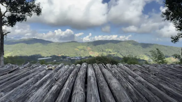 Ön planda kırsal bir bambu masa. 