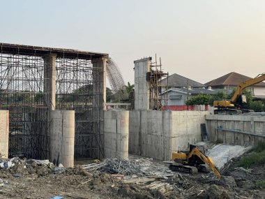 Aydınlık güneşli bir günde pofuduk beyaz bulutlarla güzel, açık mavi gökyüzü., 