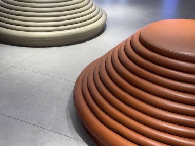 Aydınlık güneşli bir günde pofuduk beyaz bulutlarla güzel, açık mavi gökyüzü., 