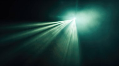 Karanlık bir boşluktan geçen parlak mavi ışık ışınlarının soyut bir sahnesi, arka plan veya yaratıcı tasarımlar için uygun dramatik ve atmosferik bir etki yaratır..