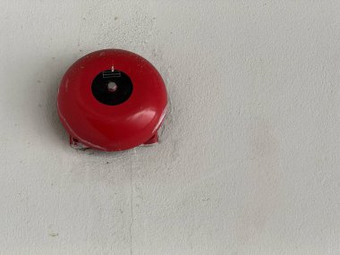 Aydınlık güneşli bir günde pofuduk beyaz bulutlarla güzel, açık mavi gökyüzü., 