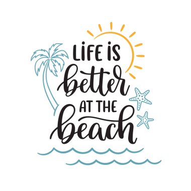 Hayat plaj deyiminde daha iyidir. Yazlık plaj elementleriyle el yazısı kompozisyonu.