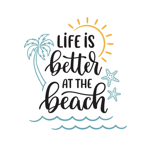 人生はビーチフレーズで優れています 夏のビーチ要素と手のレタリング組成 — ストックベクタ